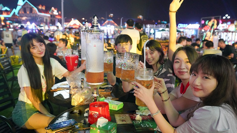 青岛国际啤酒节上大家欢聚畅饮.jpg