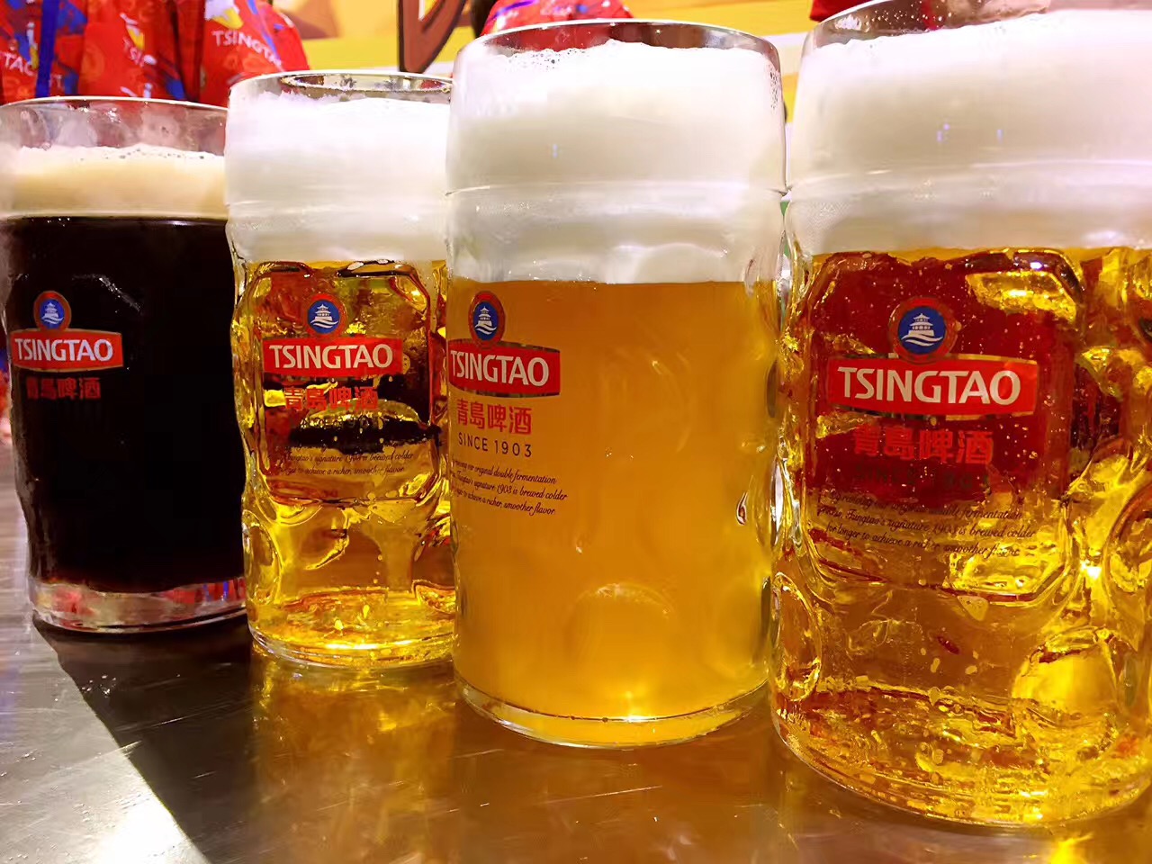 配图1：啤酒节上的青岛啤酒.jpg
