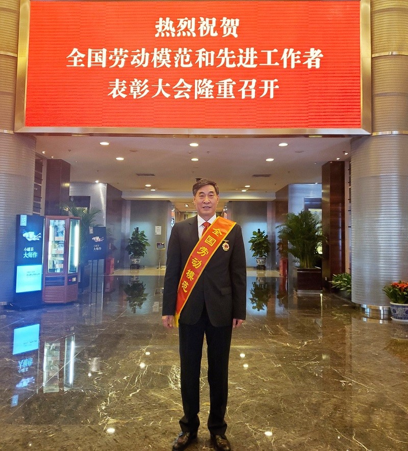 2、全国劳动模范，青岛啤酒党委书记、董事长黄克兴.jpg